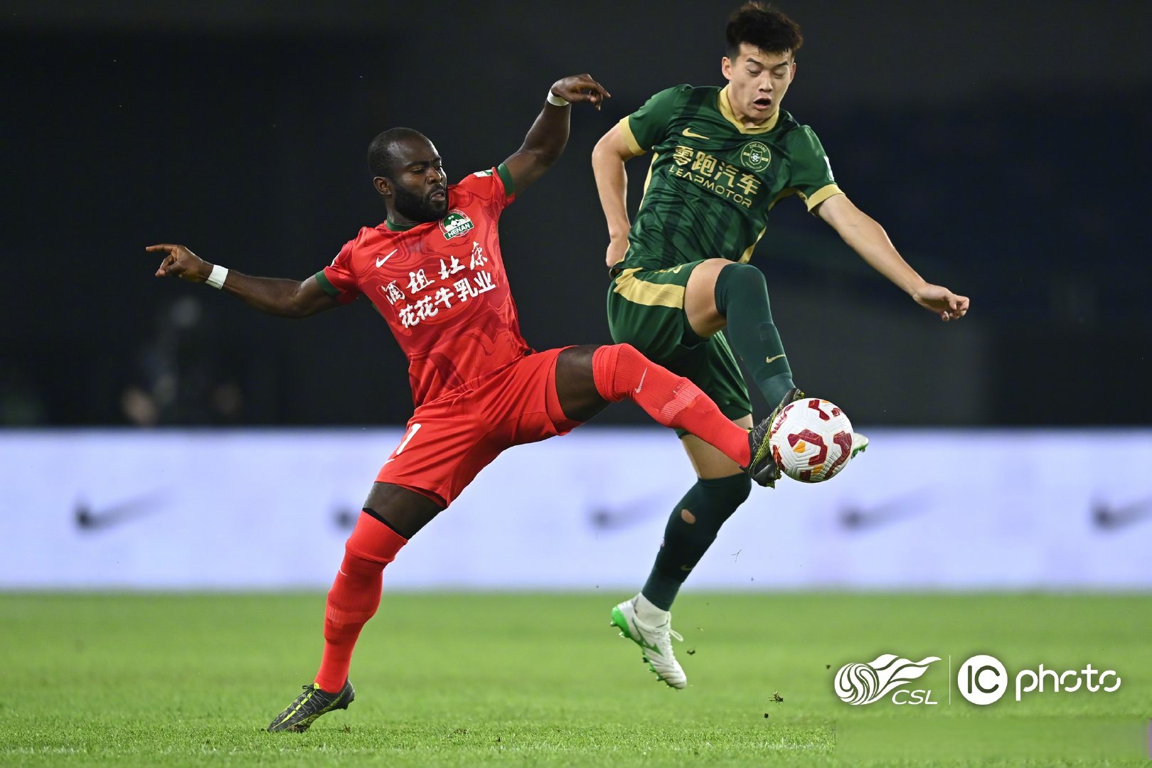 开云体育官网-新援加入球队现身赛场，贡献出色发挥